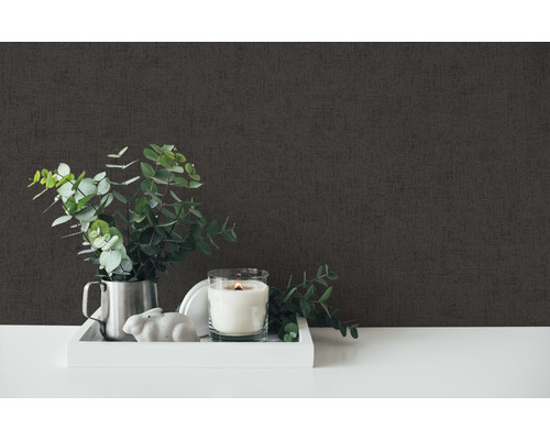 Dekorative Szene mit Tapete, Kerze, Pflanze und Dekoration auf einem Tablett