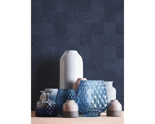 Verschiedene dekorative Vasen auf einem Tisch