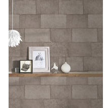 Tapete in Steinoptik mit Regalelement, Lampe und Dekorationen