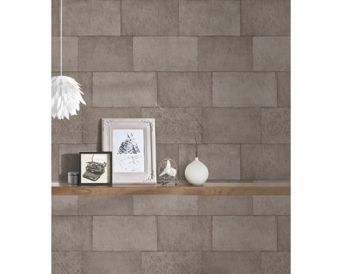 Tapete in Steinoptik mit Regalelement, Lampe und Dekorationen