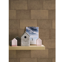 Dekorative Wandgestaltung mit einer Tapete in Steinoptik, kombiniert mit einer Ablagefläche und Dekorationselementen.