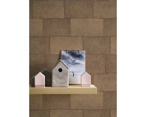 Dekorative Wandgestaltung mit einer Tapete in Steinoptik, kombiniert mit einer Ablagefläche und Dekorationselementen.