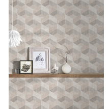 Pièce avec papier peint géométrique et étagère en bois avec décoration