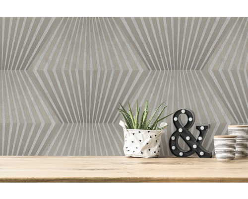 Papier peint à motifs avec plante d''intérieur et éléments décoratifs sur une table en bois