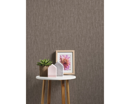 Tapete mit Textilmuster auf dem Hintergrund und Dekoration auf dem Tisch.