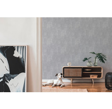 Wohnzimmer mit grauer Tapete, Kommode und Hund