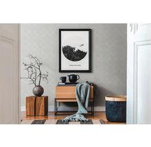 Wohnraum mit Kommode, Dekoration und gerahmtem Bild an der Wand