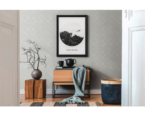 Wohnraum mit Kommode, Dekoration und gerahmtem Bild an der Wand