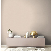 Wohnzimmer mit Kommode, Tischlampe und dekorativen Elementen vor einer einfarbigen Wand