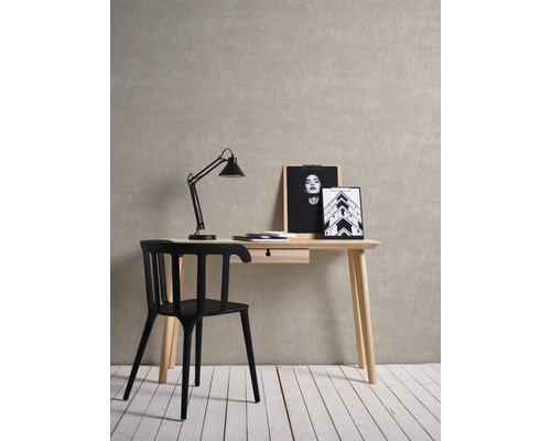 Schreibtisch mit schwarzem Stuhl, Schreibtischlampe und Dekoration