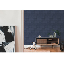 Wohnzimmer mit Wandtapete in Steinoptik, Kommode und Hund