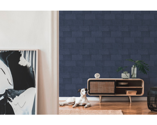 Wohnzimmer mit Wandtapete in Steinoptik, Kommode und Hund