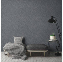 Raumgestaltung mit gemusterter Tapete, Sitzgelegenheit und Stehleuchte