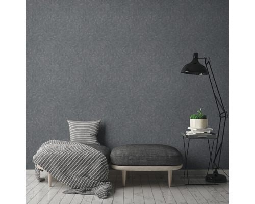 Raumgestaltung mit gemusterter Tapete, Sitzgelegenheit und Stehleuchte