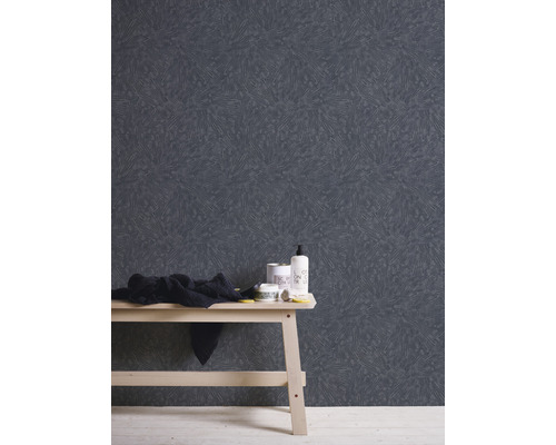 Szene mit gemusterter Tapete, einer Holzbank und Badutensilien für eine Badezimmergestaltung.