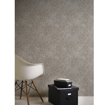 Gemusterte Tapete mit Stuhl und Aufbewahrungsboxen