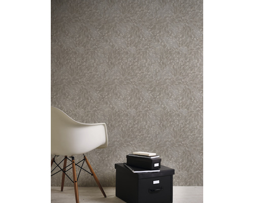 Gemusterte Tapete mit Stuhl und Aufbewahrungsboxen