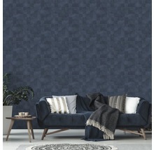 Wohnzimmer mit gemusterter Tapete, Sofa, Kissen, Decke und Beistelltisch