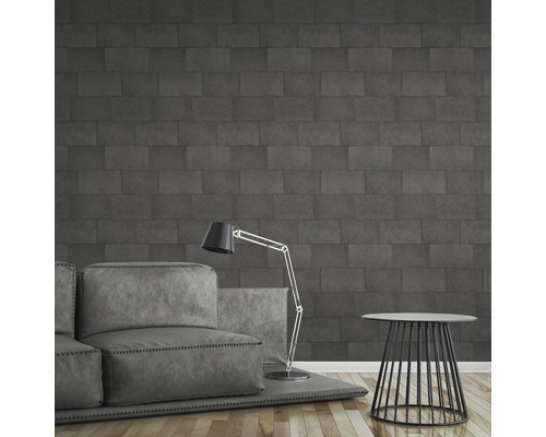 Wohnzimmer mit Sofa, Stehlampe und Wand in Ziegeloptik