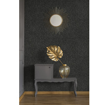 Dekoratives Zimmer mit dunkler gemusterter Tapete, Spiegel, Tisch, Schrank und Vase