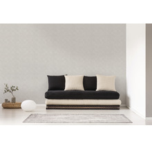 Helles Zimmer mit Futonbett, Kissen und Teppich