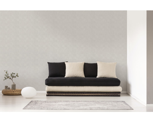 Helles Zimmer mit Futonbett, Kissen und Teppich