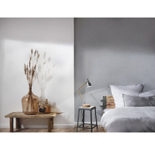 Schlafzimmer mit Bett, Nachttischlampe und Dekoration