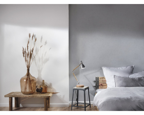 Schlafzimmer mit Bett, Nachttischlampe und Dekoration