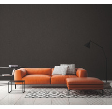 Wohnzimmer mit Sofa, Hocker, Teppich und Stehlampe