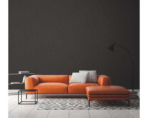 Wohnzimmer mit Sofa, Hocker, Teppich und Stehlampe