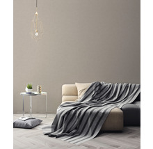 Wohnzimmer mit Sofa, Decke, Beistelltisch und Lampe