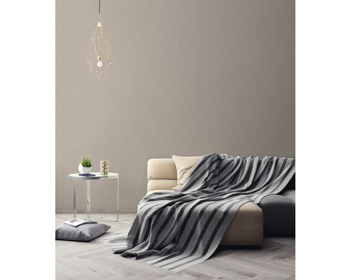 Wohnzimmer mit Sofa, Decke, Beistelltisch und Lampe