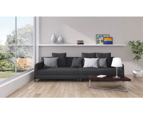 Wohnzimmer mit Sofa, Couchtisch und Dekoration