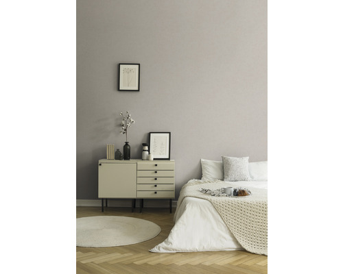 Schlafzimmer mit Kommode, Bett und Dekoration