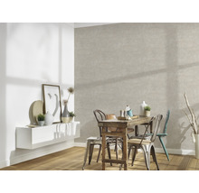 Esszimmer mit Esstisch, Stühlen, Wandregal und Strukturtapete.