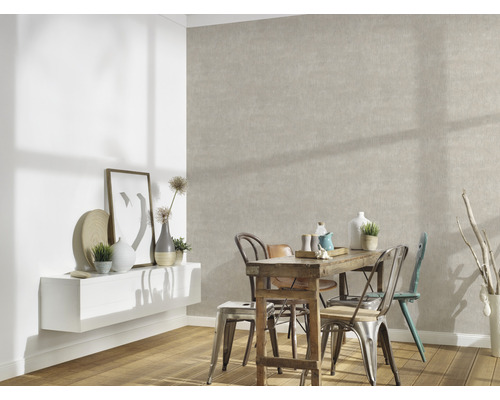 Esszimmer mit Esstisch, Stühlen, Wandregal und Strukturtapete.