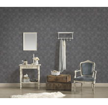 Klassisch eingerichteter Raum mit grauer gemusterter Tapete, Spiegel, Tisch, Garderobe, Stuhl und Koffern