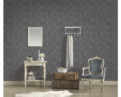 Klassisch eingerichteter Raum mit grauer gemusterter Tapete, Spiegel, Tisch, Garderobe, Stuhl und Koffern