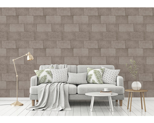 Wohnzimmer mit Sofa, Tisch und Steinoptik Tapete