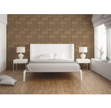 Schlafzimmer mit Bett, Nachttischen und gemusterter Tapete