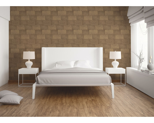 Schlafzimmer mit Bett, Nachttischen und gemusterter Tapete