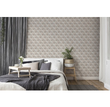 Chambre avec papier peint géométrique, lit et décorations.