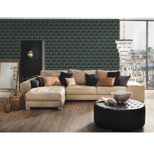 Salon avec canapé d''angle, pouf rembourré, armoire et papier peint à motifs pour un intérieur élégant