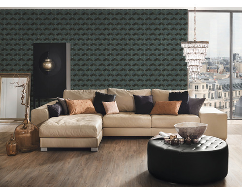 Salon avec canapé d''angle, pouf rembourré, armoire et papier peint à motifs pour un intérieur élégant