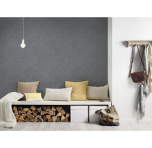 Eingangsbereich mit gemusterter Tapete, Bank mit Kissen und Holzscheiten sowie Garderobe mit Accessoires