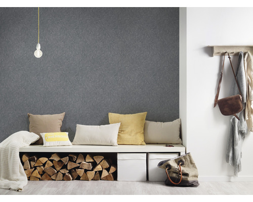 Eingangsbereich mit gemusterter Tapete, Bank mit Kissen und Holzscheiten sowie Garderobe mit Accessoires