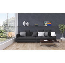 Wohnzimmer mit Sofa, Tisch, Regal und Dekoration