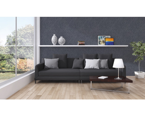 Wohnzimmer mit Sofa, Tisch, Regal und Dekoration