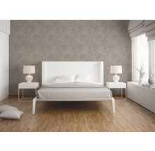 Schlafzimmer mit Doppelbett, Nachttischen und Lampen