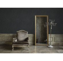 Dekoratives Interieur mit Stuhl, Spiegel und gemusterter Tapete